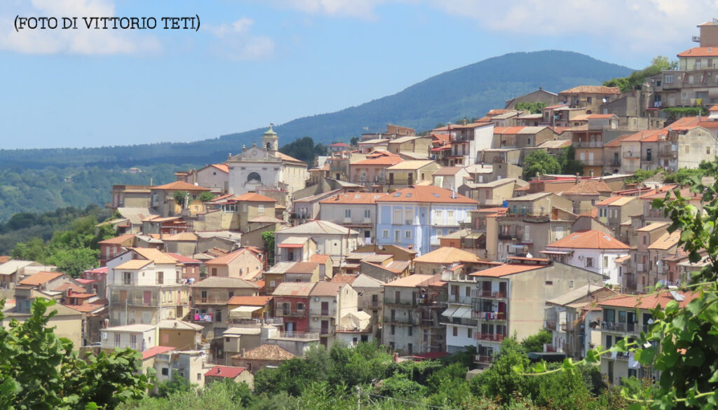 Veduta panoramica di San Nicola da Crissa (foto di Vittorio Teti)